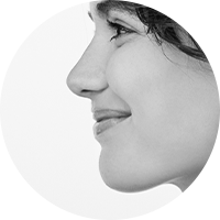 תמונת פרופיל של אישה לאחר פיסול אף