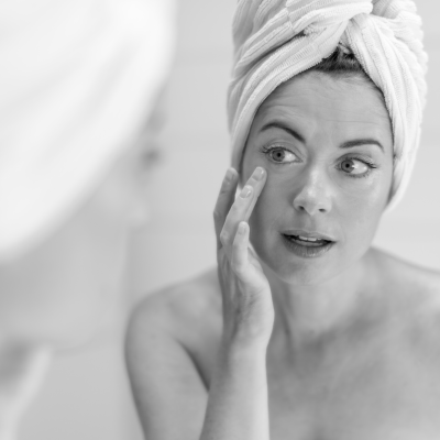 אישה עם קמטי פנים מסתכלת על המראה